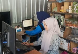 2 wanta sedangbertugas di depan komputer gendis souvenir
