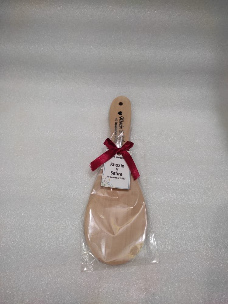 centong kayu dengan hiasan pita merah